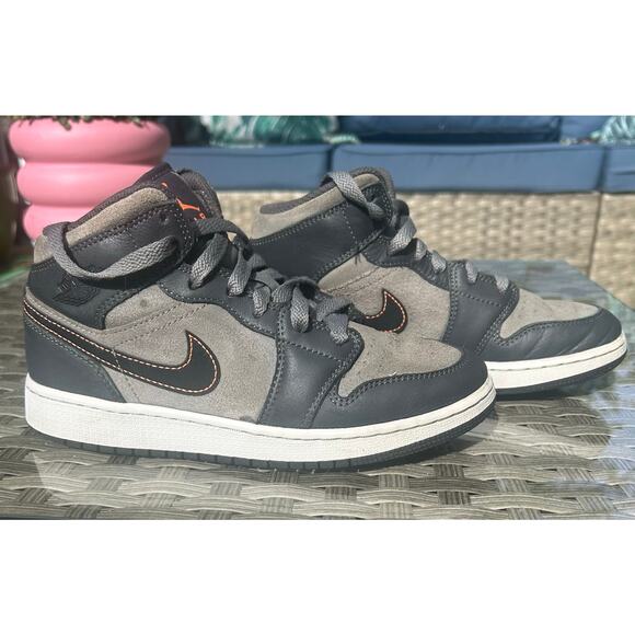 Air Jordan 1 Mid SE GS “Night Stadium / Total Orange / Black” – Size 5Y - Picture 2 of 8